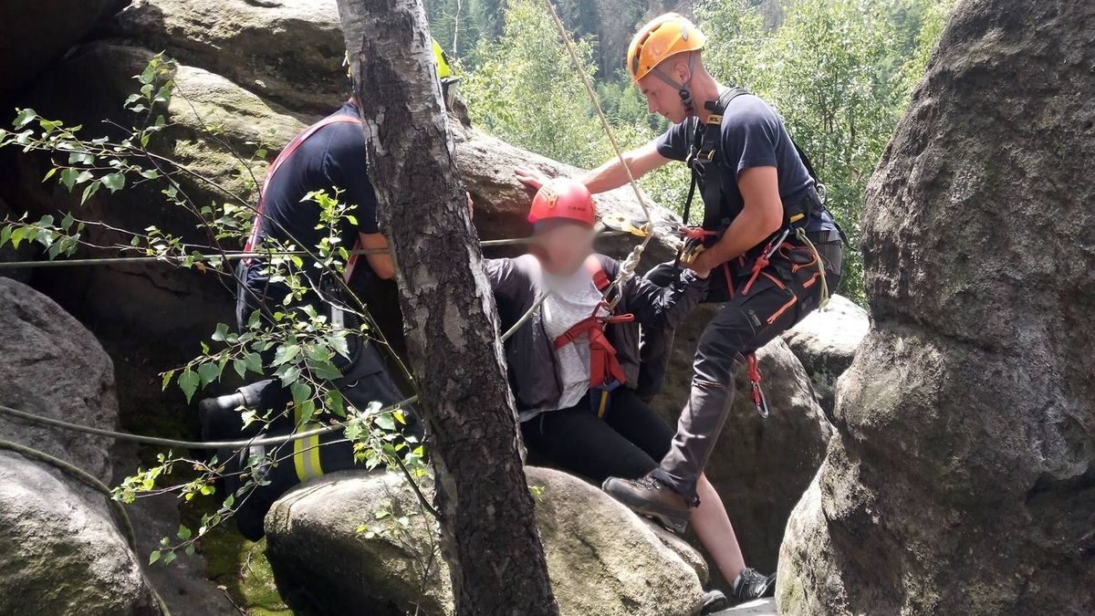 Záchranáři na Broumovsku vytáhli ženu z pětimetrové průrvy kladkostrojem