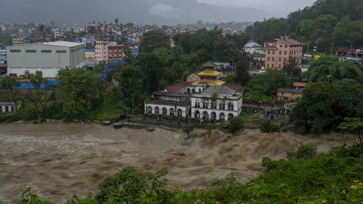 V Nepálu strhl sesuv půdy do řeky dva autobusy, pohřešuje se 66 lidí