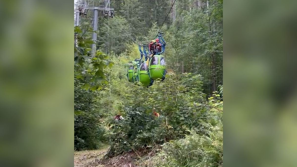 V Mariánských Lázních uvázli lidé na lanovce