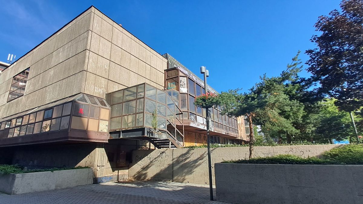 Osmdesát milionů za projekt skončilo v koši. Praha 10 chce prodat a zbourat bývalou radnici i kulturák Eden