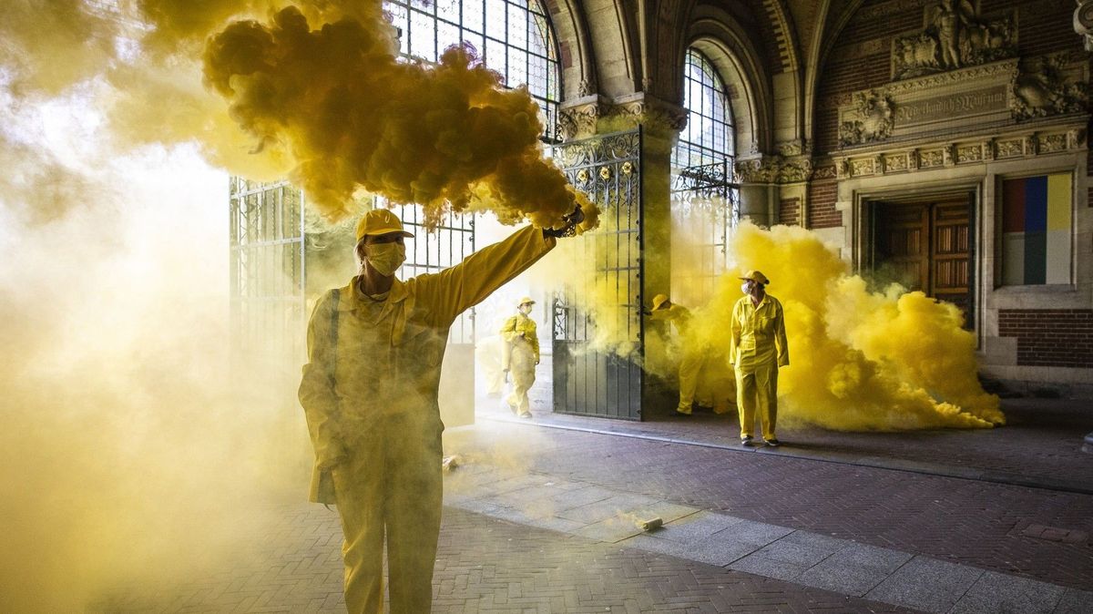 Klimatičtí extremisté zablokovali amsterdamské Rijksmuseum a zapálili dýmovnice