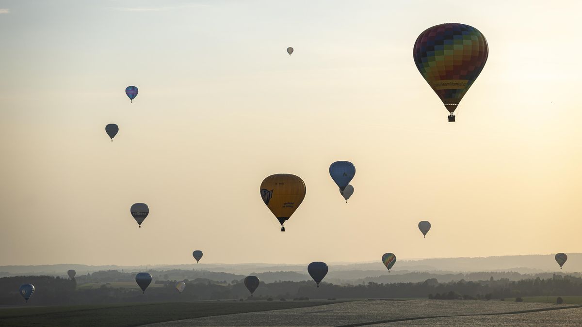 FOTO: V balonu nad Babiččiným údolím. Největší balonová fiesta v Česku je tu