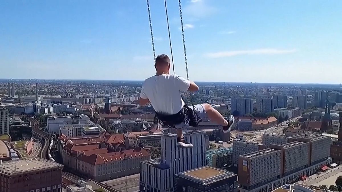 Troufli byste si? U sousedů se můžete zhoupnout nad 120metrovou hlubinou