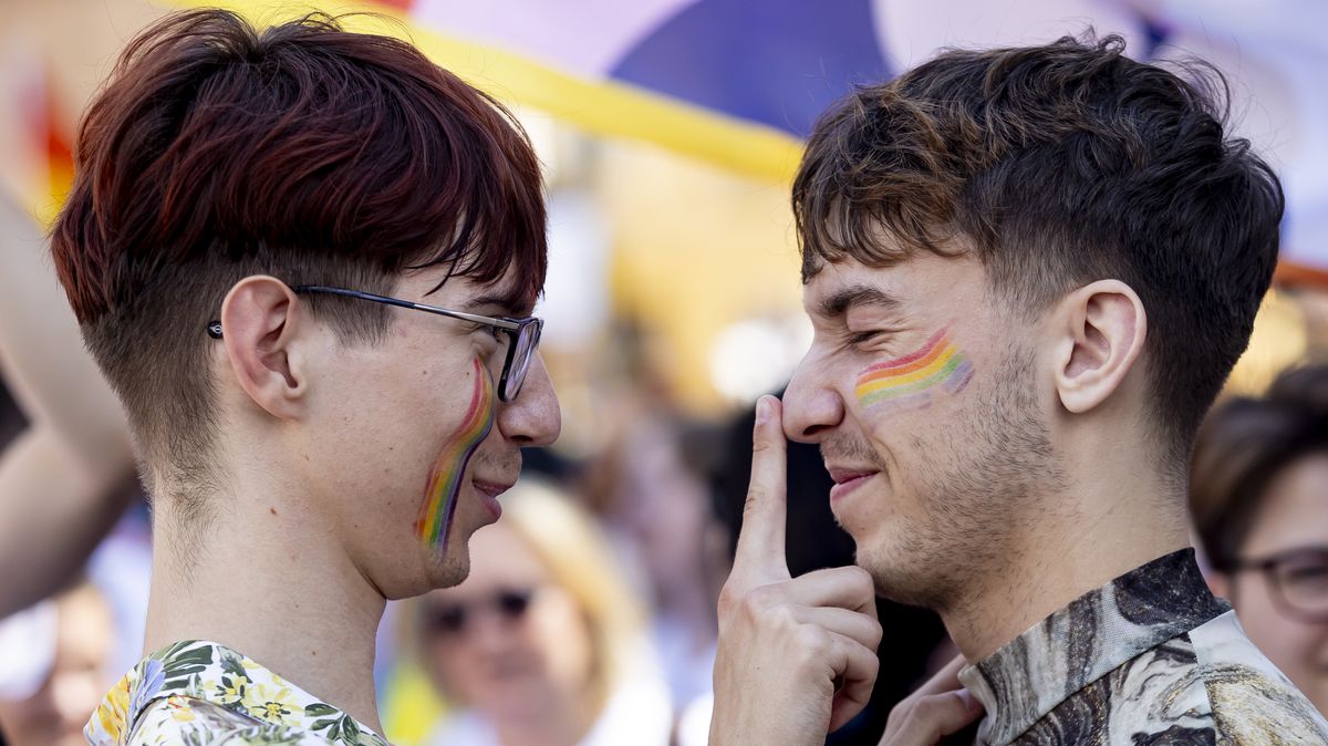 FOTO: Prahou prošel duhový průvod