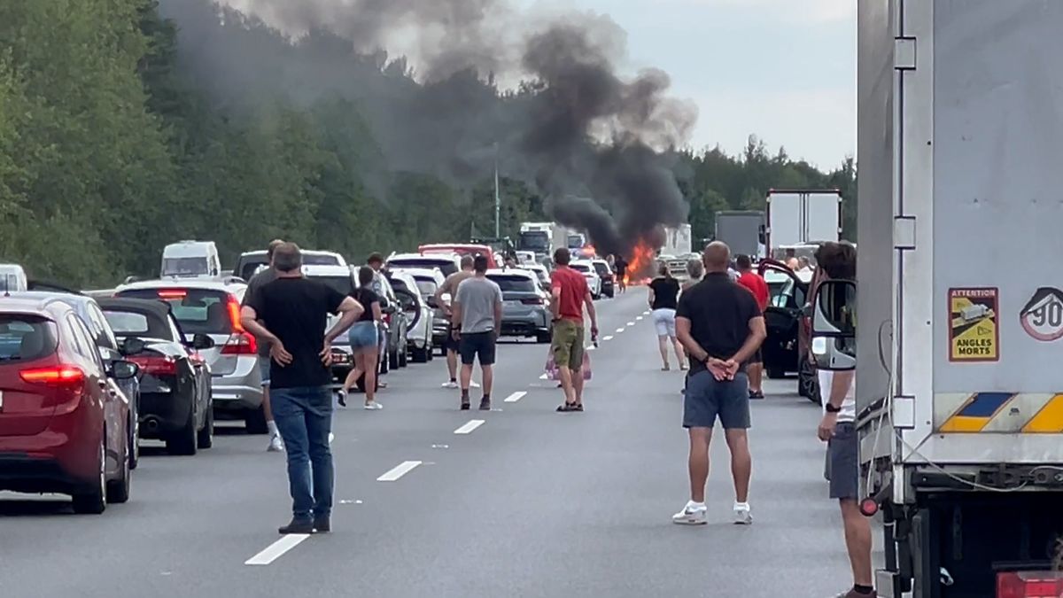 Kamion na D5 odmrštil na svodidla vůz, kde uhořel řidič. Žalobkyně zrušila rozhodnutí o nevině šoféra