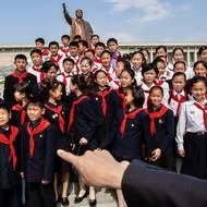 Společná fotografie u památníku Mansudae.