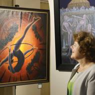 Žena pozoruje obraz Cvičení s obručí.