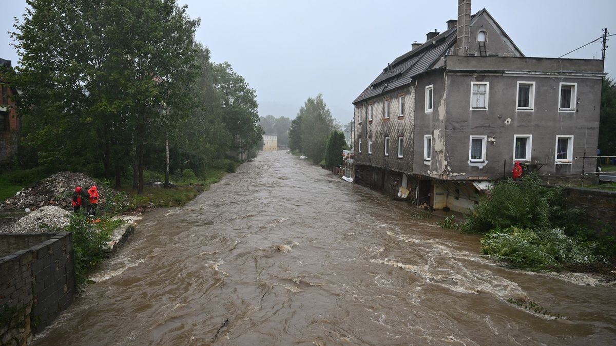 V Polsku blízko českých hranic se protrhla přehrada