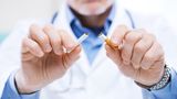 Kuřáci, odložte cigaretu a pomozte s bojem s koronavirem, vyzývají lékaři 