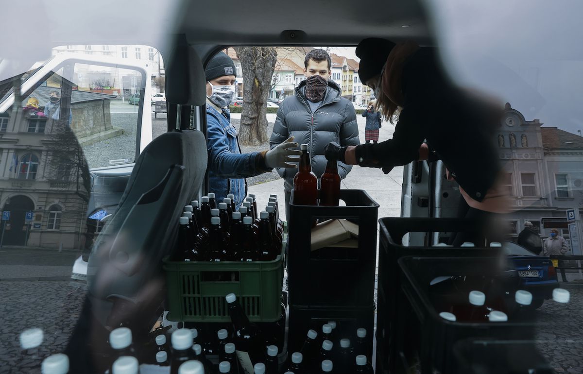 Ani litr z již navařeného moku se ve sklepě zkazit nemusí. Na páteční cestu naložili v Lobči do dodávky 335 plastových a skleněných lahví, tedy 500 litrů.