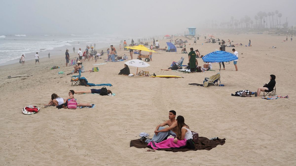 Lidé na Huntington City Beach v Kalifornii.