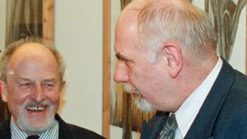 Zdeněk Jičínský (vlevo) a Pavel Rychetský na snímku z roku 1999.