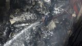 Stovka mrtvých po pádu letadla do obydlené části Karáčí, přežít mohl ředitel banky