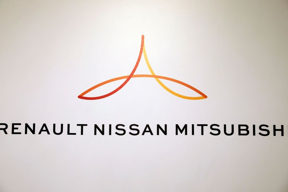 Logo aliance Renault-Nissan-Mitsubishi v Tel Avivu.