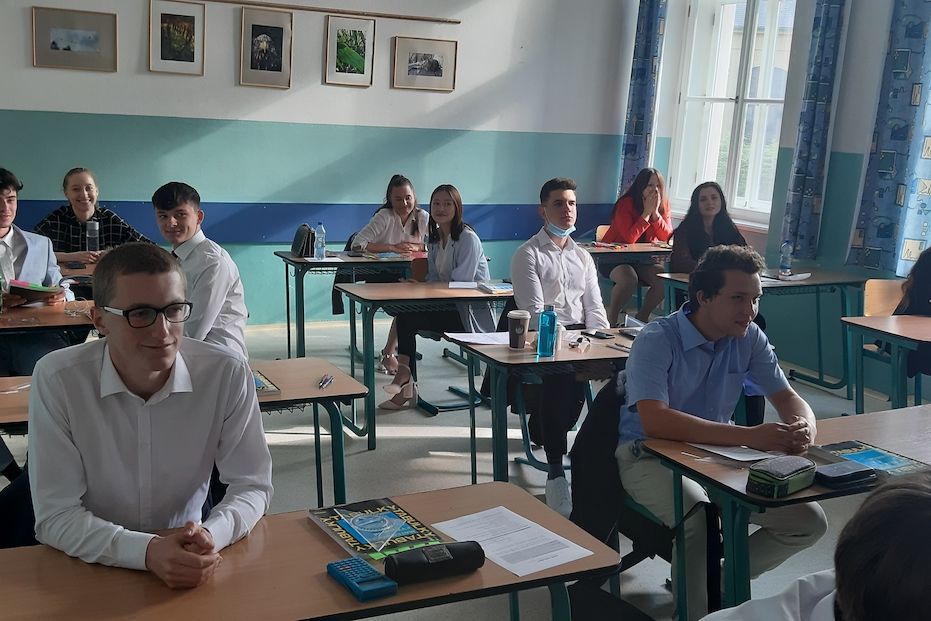 Studenti českobudějovického gymnázia v České ulici skládali v pondělí písemné maturitní zkoušky.