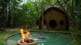 Domek i s efektním bazénem si muž v džungli postavil takřka holýma rukama
