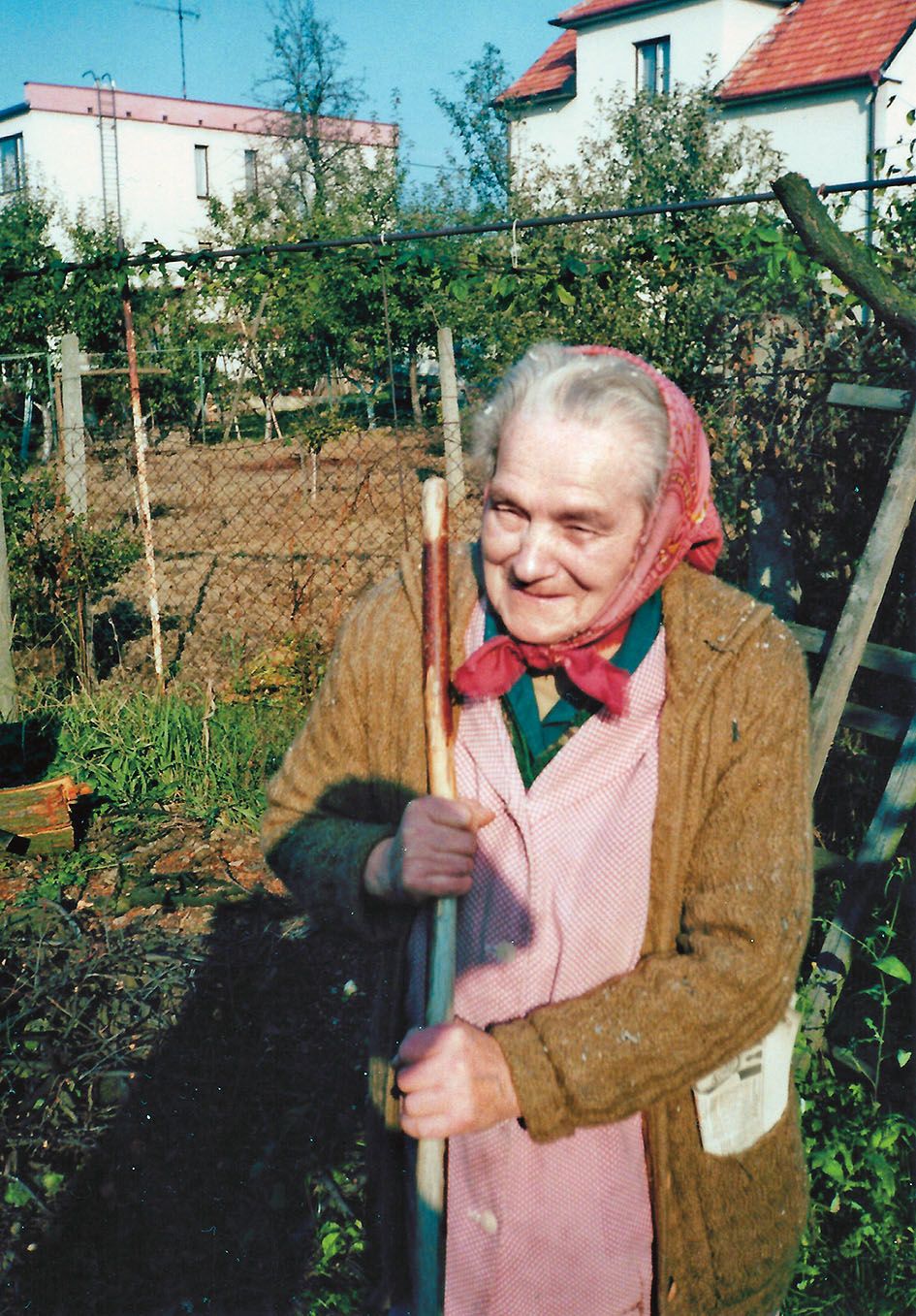 Julie Vašinová doma na zahrádce. „Maminka zemřela v roce 2004 ve věku 92 let. Život měla naplněný prací pro trpící ženy a novorozeňátka,“ říká její syn Petr.