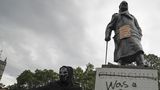 Churchill, Kolumbus. Sochy historických postav jsou terči demonstrantů, na které se chystá ultrapravice