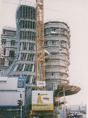 Pohled na stavbu Tančícího domu v roce 1995