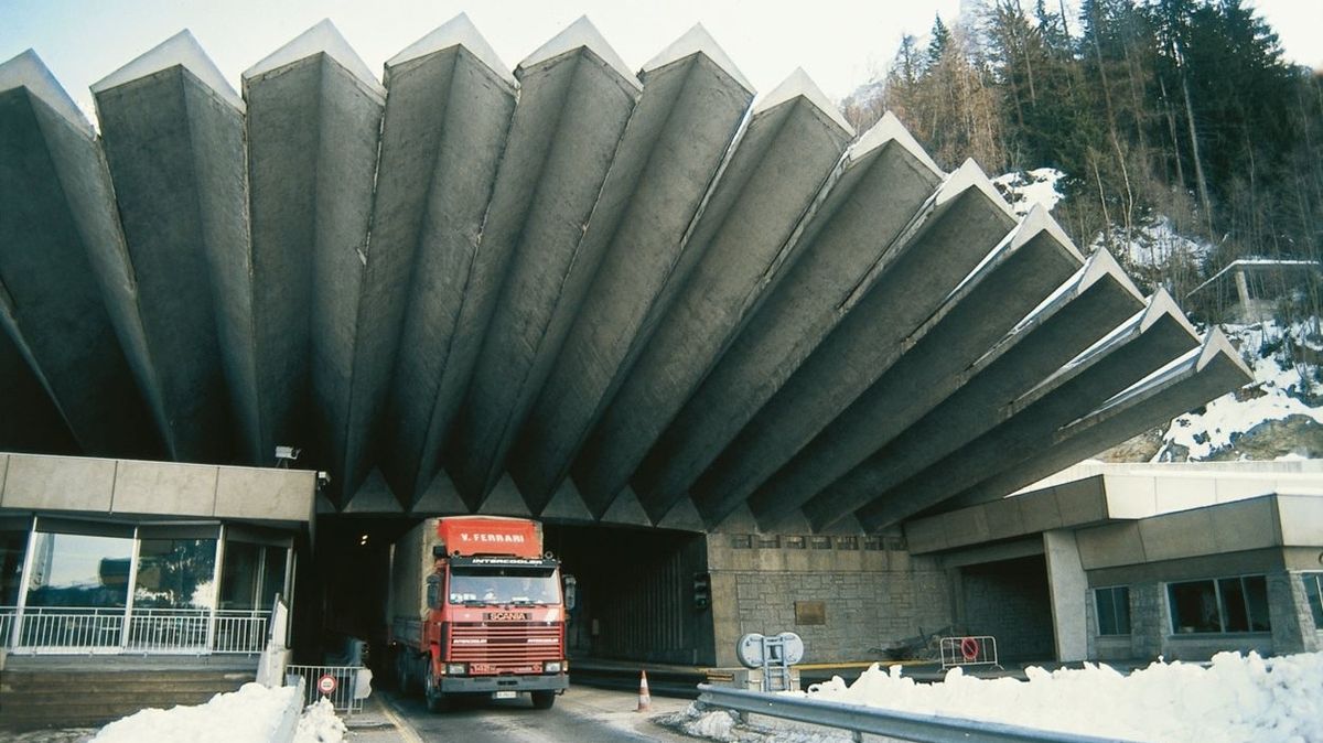 Le tunnel sous le Mont Blanc raccourcit considérablement le trajet entre la France et l’Italie.  Célébration de 55 ans