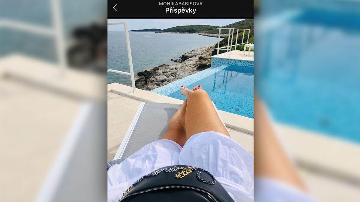 Snímek z Instagramu Moniky Babišové odkazující skrze hashtagy na pobyt v některém z chorvatských přímořských letovisek
