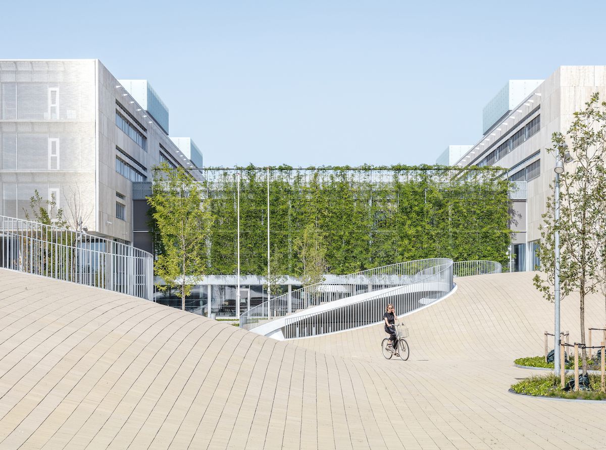 Kodaň je městem cyklistů. Studenti i zaměstnanci univerzity tak mají k dispozici více než 2000 stání pro kola.