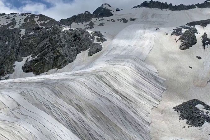 BEZ KOMENTÁŘE: V Itálii zakryli ledovec plachtou, aby netál