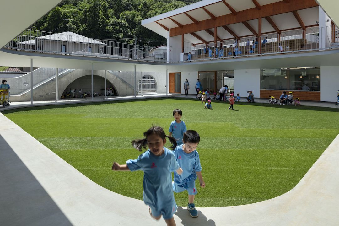 V klidné rezidenční části japonské Fukušimy vyrostla nová mateřská školka s hezkým výhledem na okolní pohoří. 