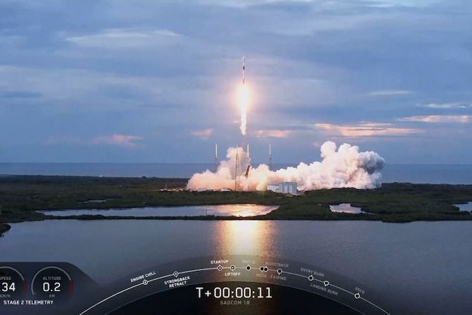 BEZ KOMENTÁŘE: Společnost SpaceX vyslala do kosmu satelity, první stupeň se úspěšně vrátil