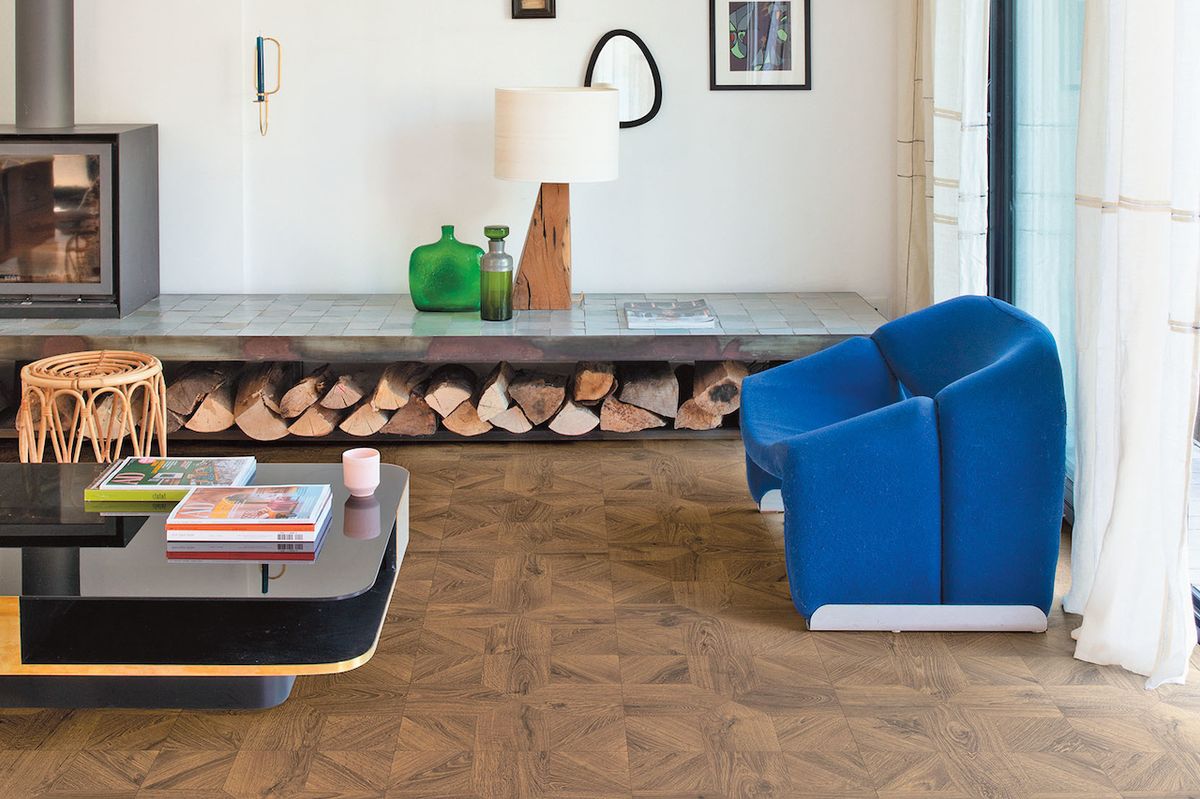 Čtverce laminátové podlahy Royal Oak s geometrickým vzorem zjemňuje povrchová úprava kartáčovaného dřeva doplněná sytými tmavými tóny. Provedení ve dvou variantách: tmavě hnědá a barva přírodního dřeva.