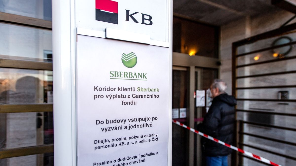 Komerční banka za jedno dopoledne vyplatila klientům Sberbank 3,7 miliardy