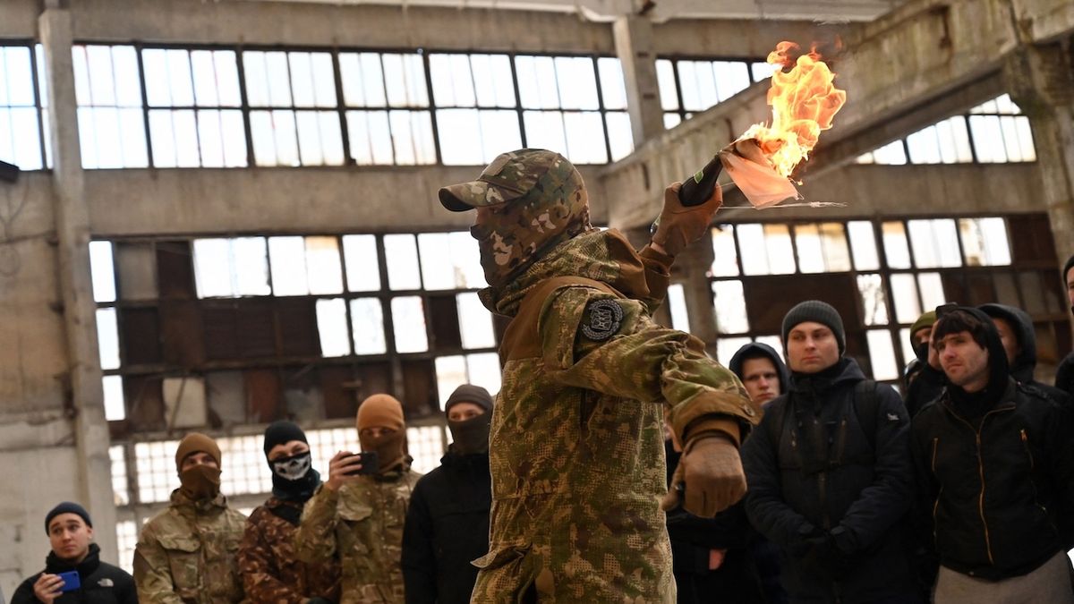 Ukrajinský instruktor v Kyjevě učí používat molotovovy koktejly.