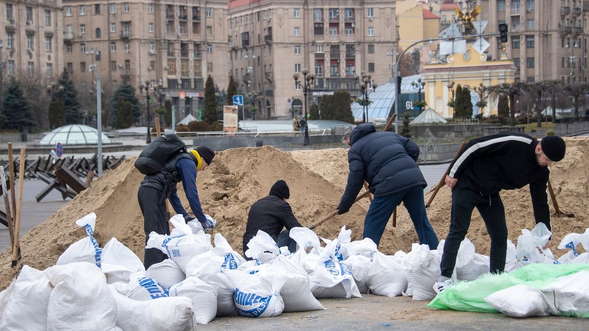 Dobrovolníci na kyjevském Náměstí nezávislosti budují barikády v očekávání invaze
