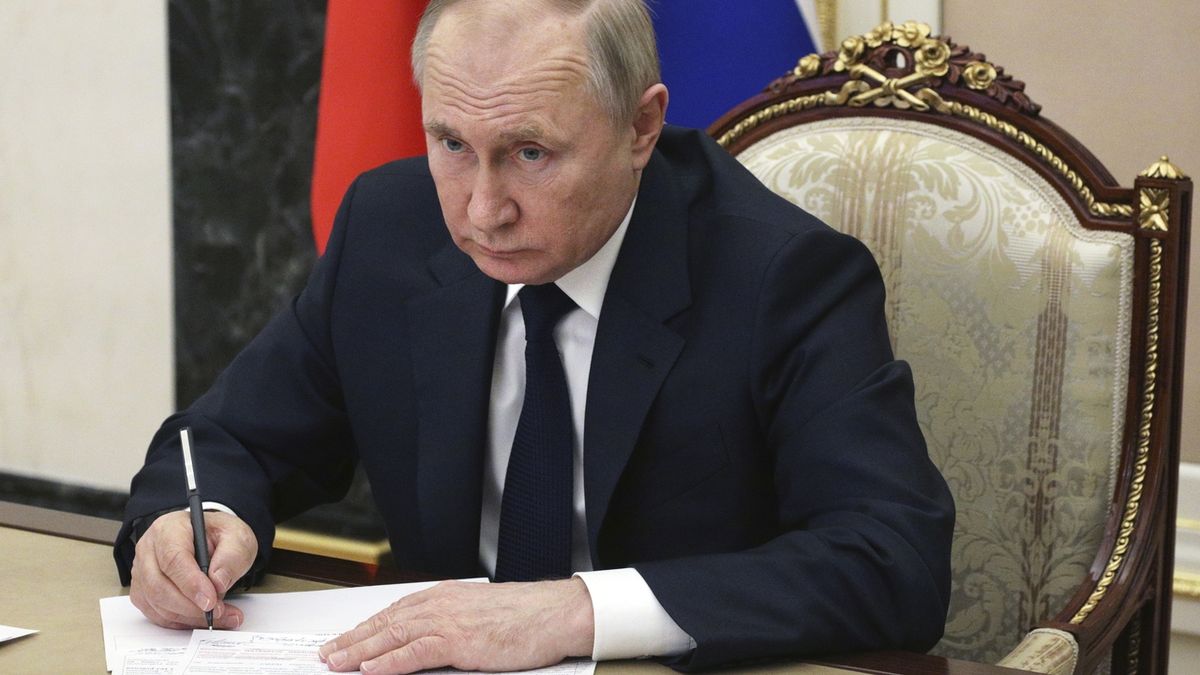 Rusové se na Ukrajině snaží šetřit civilisty, řekl Putin Macronovi