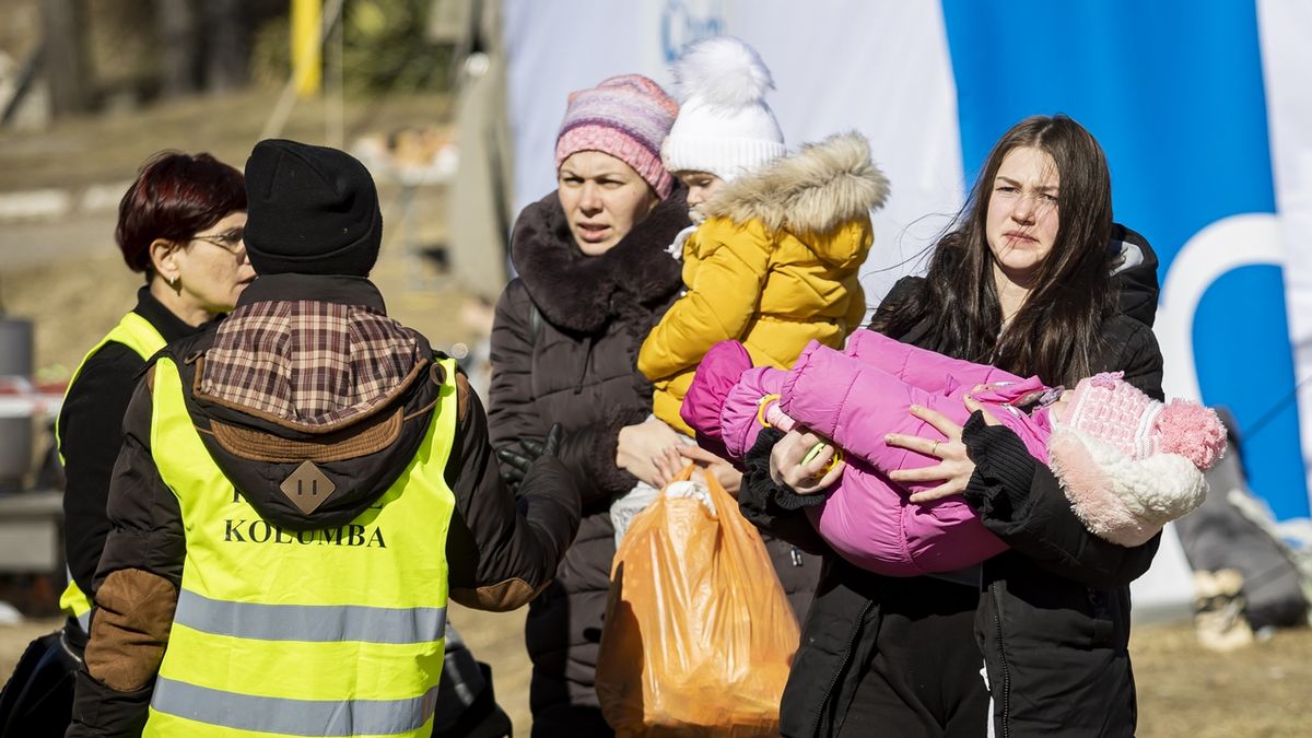 Ukrajinští uprchlíci, kteří utíkají před válkou na snímku z 11. března 2022 na silničním hraničním přechodu Hrebenne.