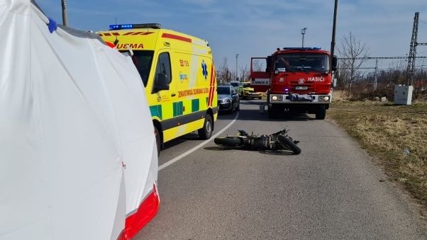 Motorkář na Hodonínsku nezvládl předjíždění a narazil do dodávky. Na místě zemřel