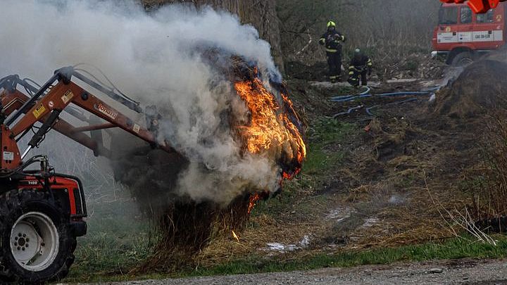 Hasiči dlouhé hodiny bojují s požárem skladu slámy na Náchodsku