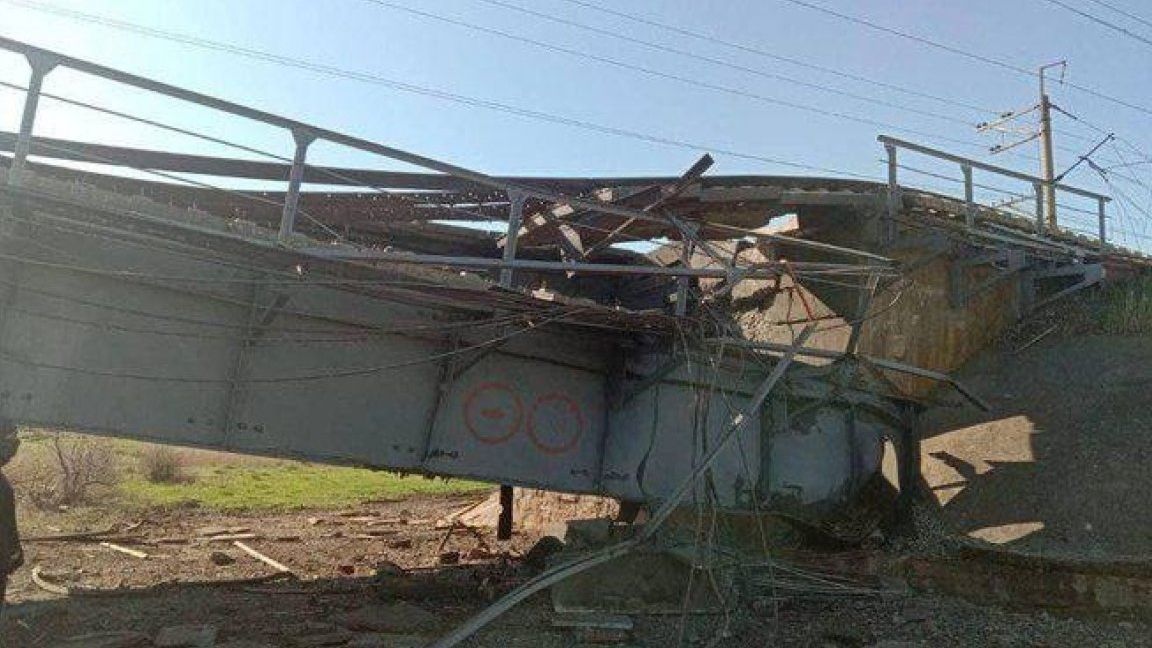 Ukrajinci hlásí zničení mostu, po kterém Rusové vozili zásoby z Krymu