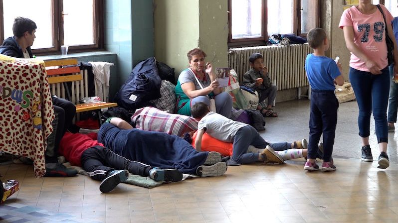 Uprchlíci spí na hlavním nádraží v Praze na zemi, nemají co jíst ani kde se umýt