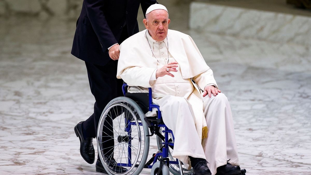 Papež František vyjel na veřejnost na vozíku
