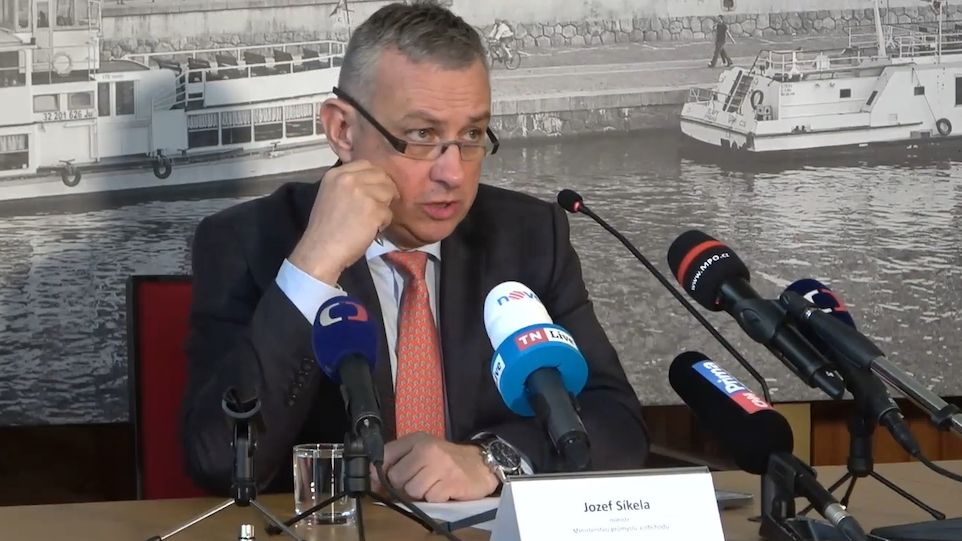 Ministr průmyslu a obchodu Jozef Síkela (za STAN)
