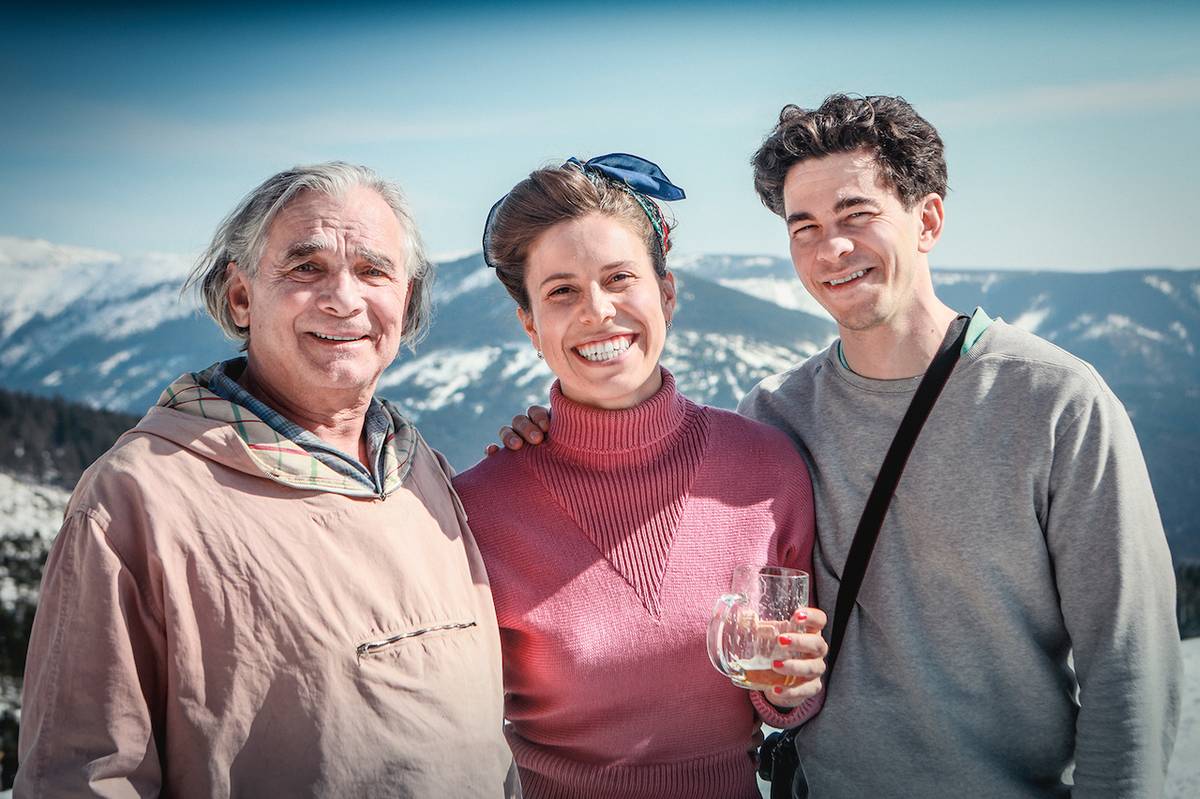 Eva Samková mezi Emerichem Rathem mladým a starším (Oldřich Kaiser). Ve filmu si zahrála roličku rekreantky na horské chatě.