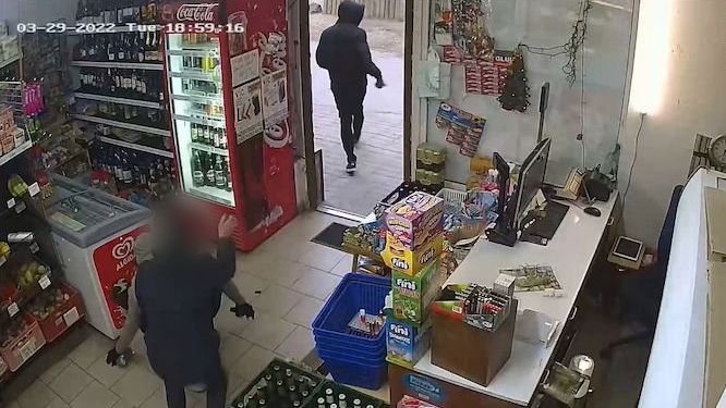 Statečná prodavačka vyhnala pěstmi ozbrojené lupiče z obchodu v Brně