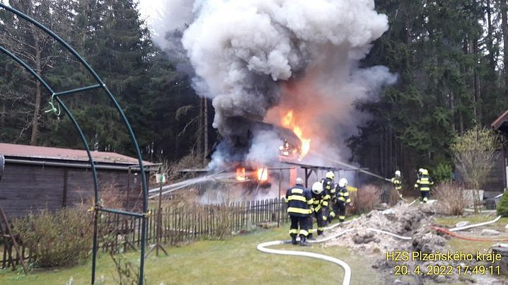 Rozsáhlý požár chaty kvůli nedbalosti na Rokycansku, škoda za milion