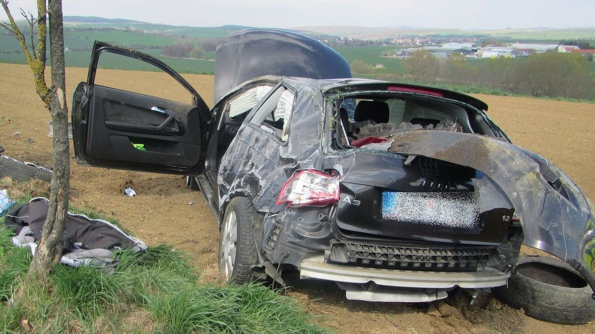 Audi se na Uherskohradišťsku několikrát převrátilo přes střechu