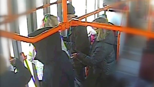 Dvojice při mačkanici ve dveřích brněnské tramvaje napadla revizorku