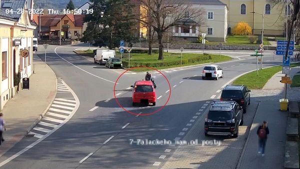 Řidička na Zlínsku odbočovala vlevo a přitom smetla motorkáře