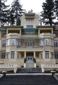 Konec okruhu vede parkem, kde najdeme dům Bedřicha Smetany o architekta Emila Králíka. Byl postaven v roce 1909 ve stylu geometrické secese.