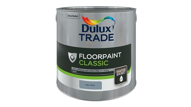 Dulux Trade Floorpaint pro nátěry obkladů a dlažby zesiluje houževnatost vůči kapalinám a běžně používaným chemickým produktům jako topný, motorový a převodový olej, benzín, nafta atd. Cena od 699 Kč/3 kg