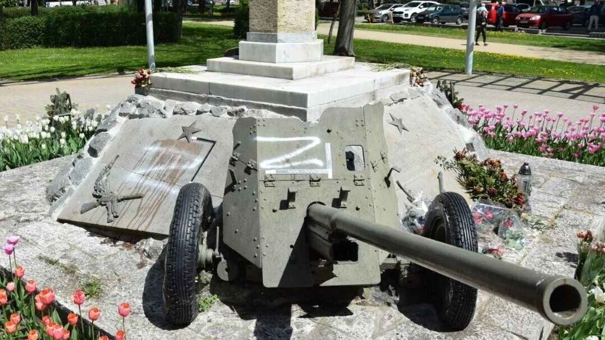 Na Slovensku poškodili další památník sovětských vojáků